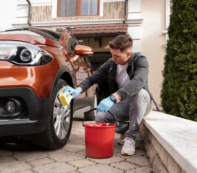 Lavage auto à domicile Hersin-Coupigny : professionnel intervenant sur un véhicule